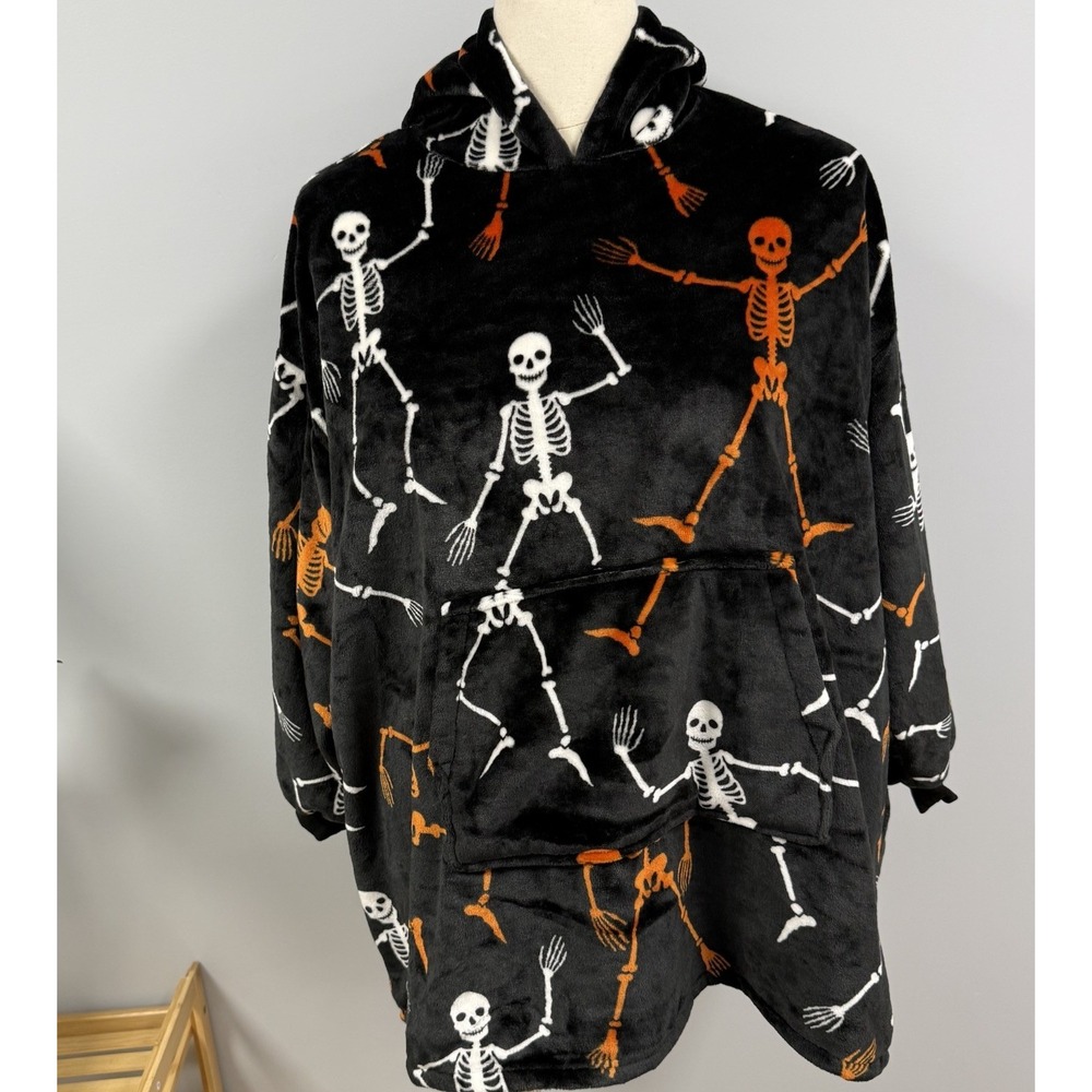 NWT Throwzy Halloween Skeletons Black O/S Jr Marlo Lorenz Hoodie Poncho Lounge